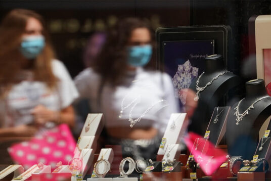 Cartier, Van Cleef & Arpels, De Beers e Chaumet estão depositando esperanças nas tendências de joias de luxo na China para uma recuperação pós-Covid-19.